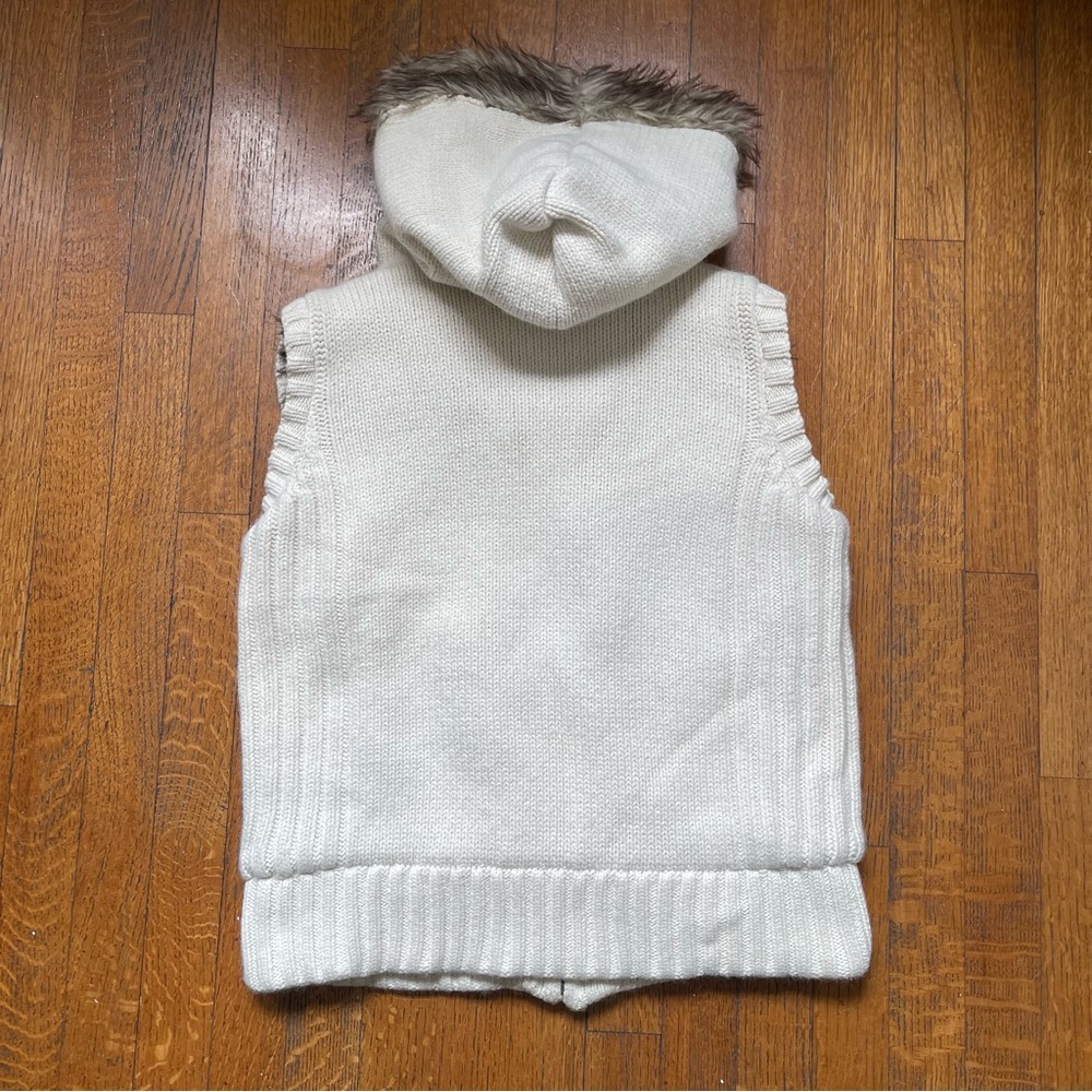 Vintage Abercrombie & Fitch Off-White Knit Vest with Faux Fur - Picture 7 of 8